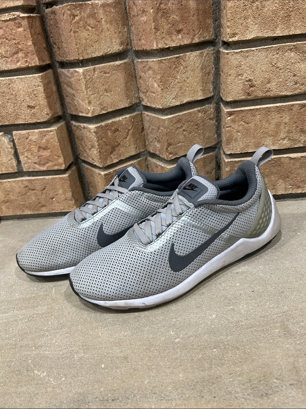 Nike Lunarestoa 2 Essential Men's Size 11 Running Shoes Wolf Grey 811372-002